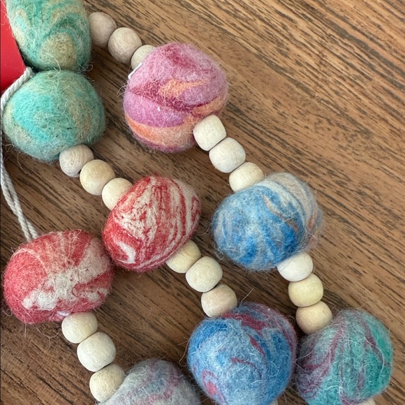 NWT World Market Colorful Marbled Wool Felt Ball & Natural Wood Bead Garland - Picture 7 of 17